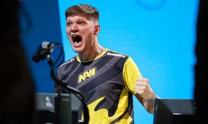 LPL美女解说鼓鼓业务水平遭质疑，微博惨遭爆破